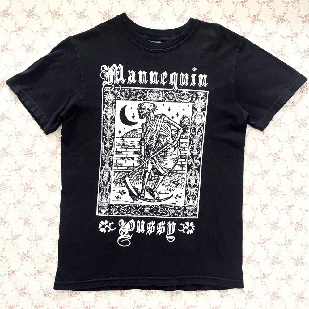 Mannequin P*ssy band graphic tee